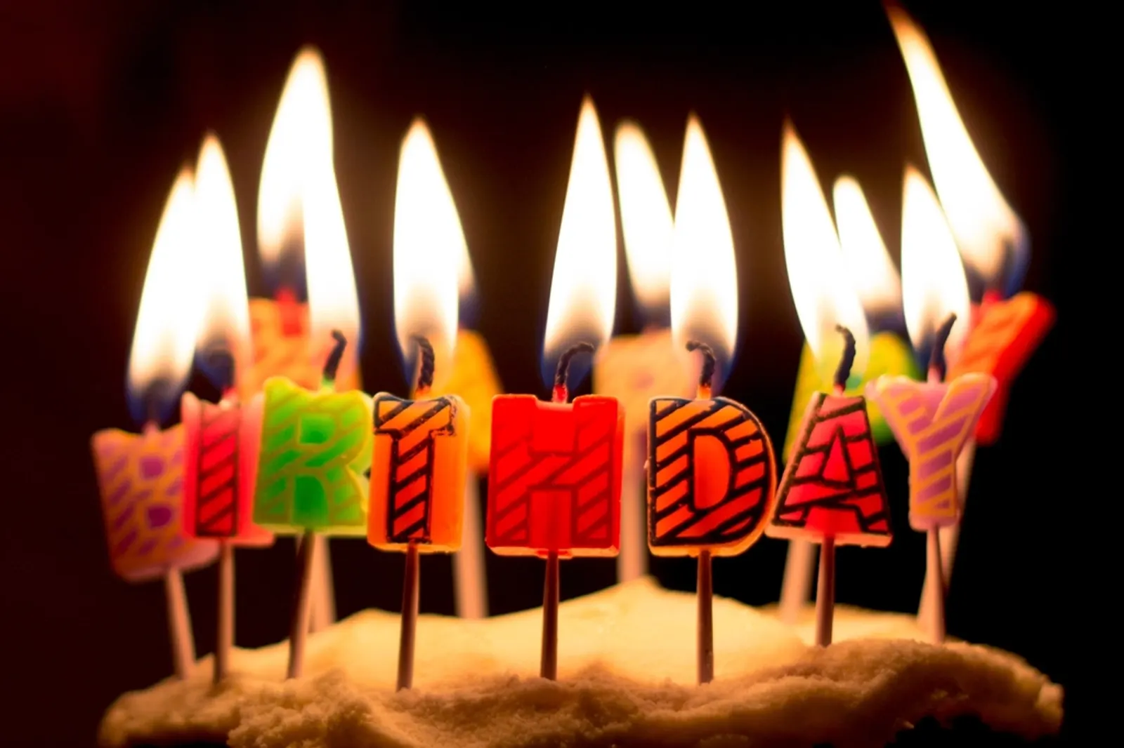Bolo de aniversário com velas acesas
