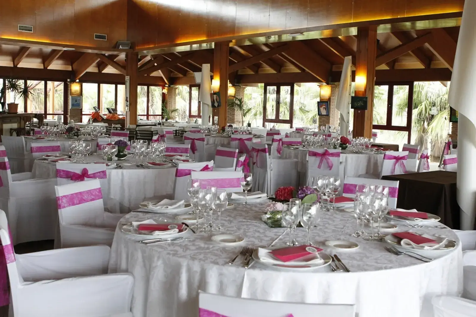 Salão de casamento com mesas postas para a recepção