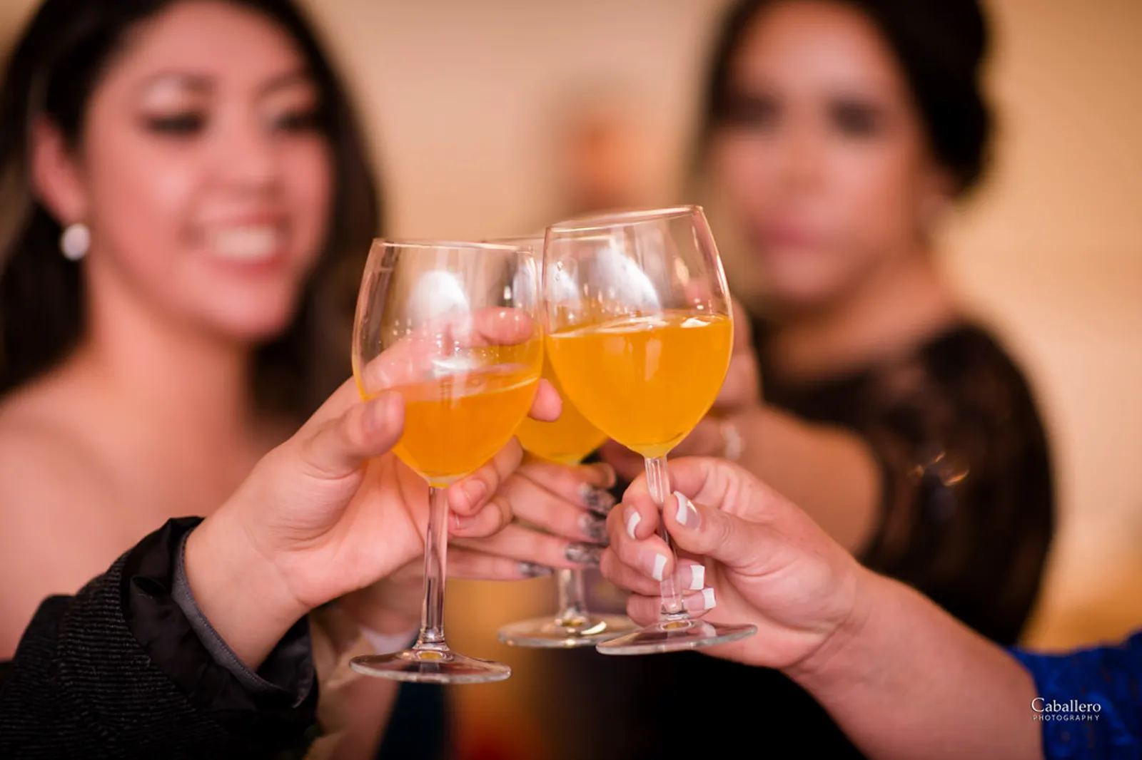 Brinde entre convidadas em uma festa de 15 anos